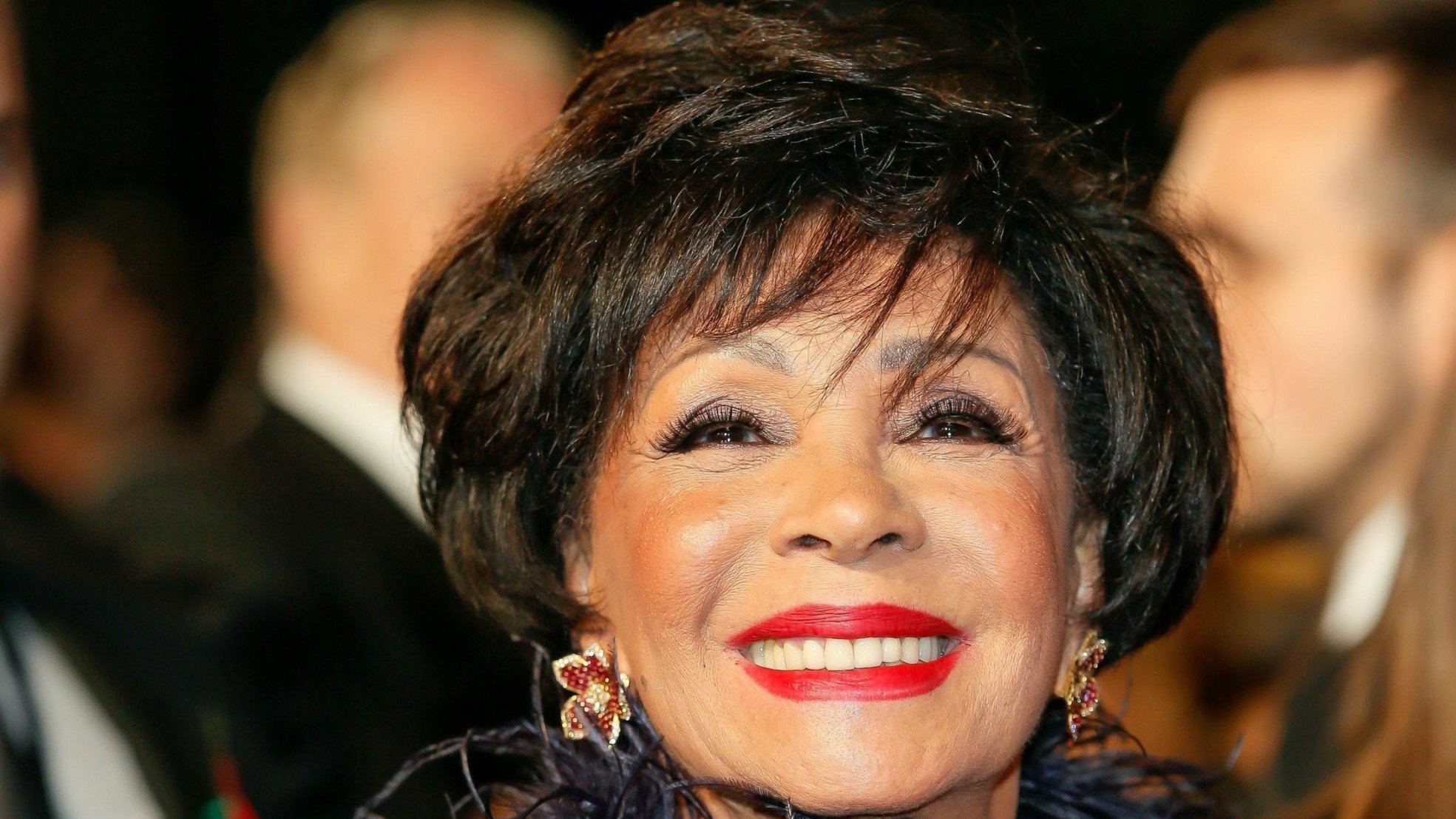 Dame Shirley Bassey inks exclusive record deal with Decca Records ...